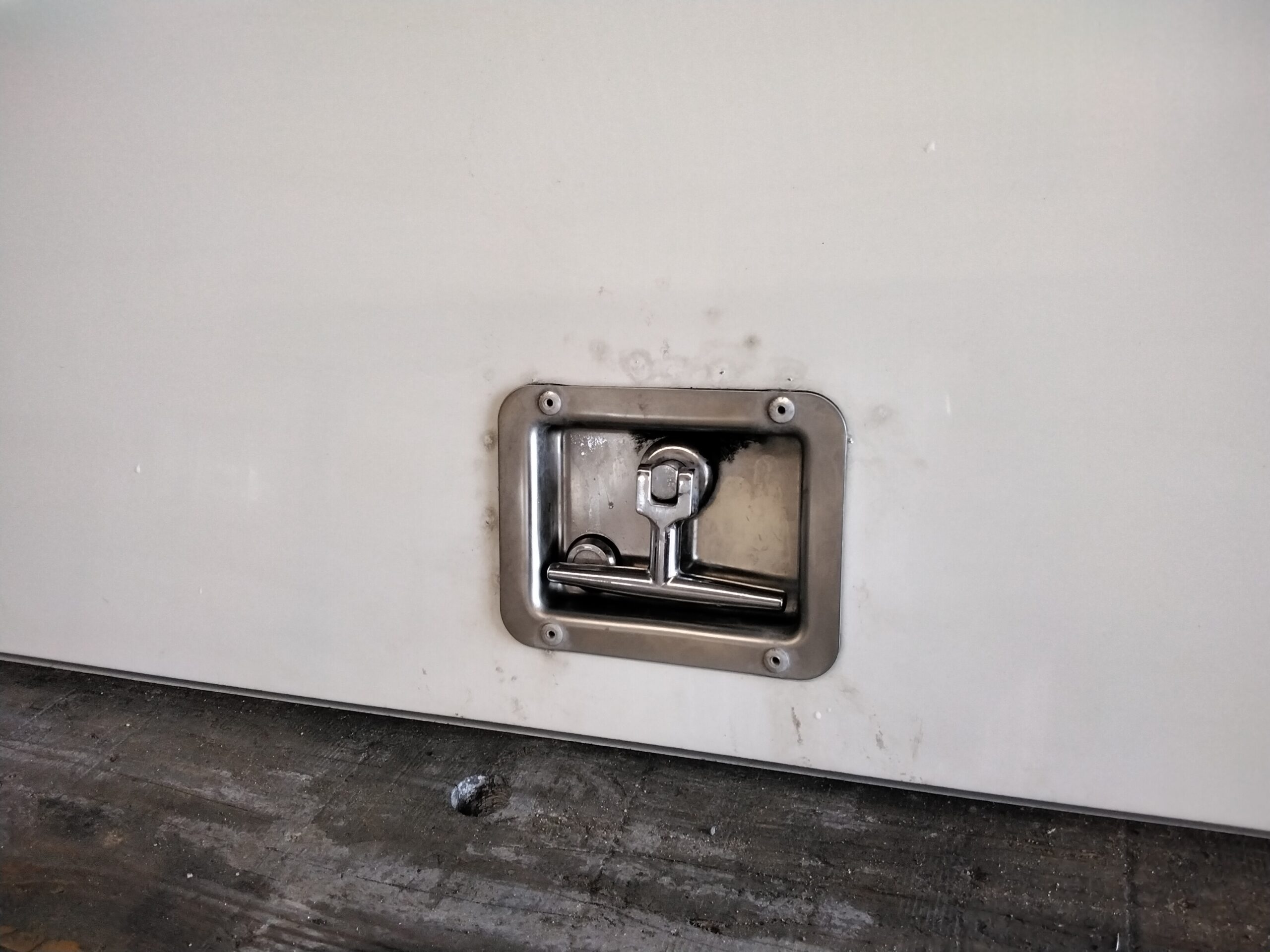 GMC Sierra or Chevrolet Silverado 6’6 White Swiss HDU Contractor Truck Cap - Image 5