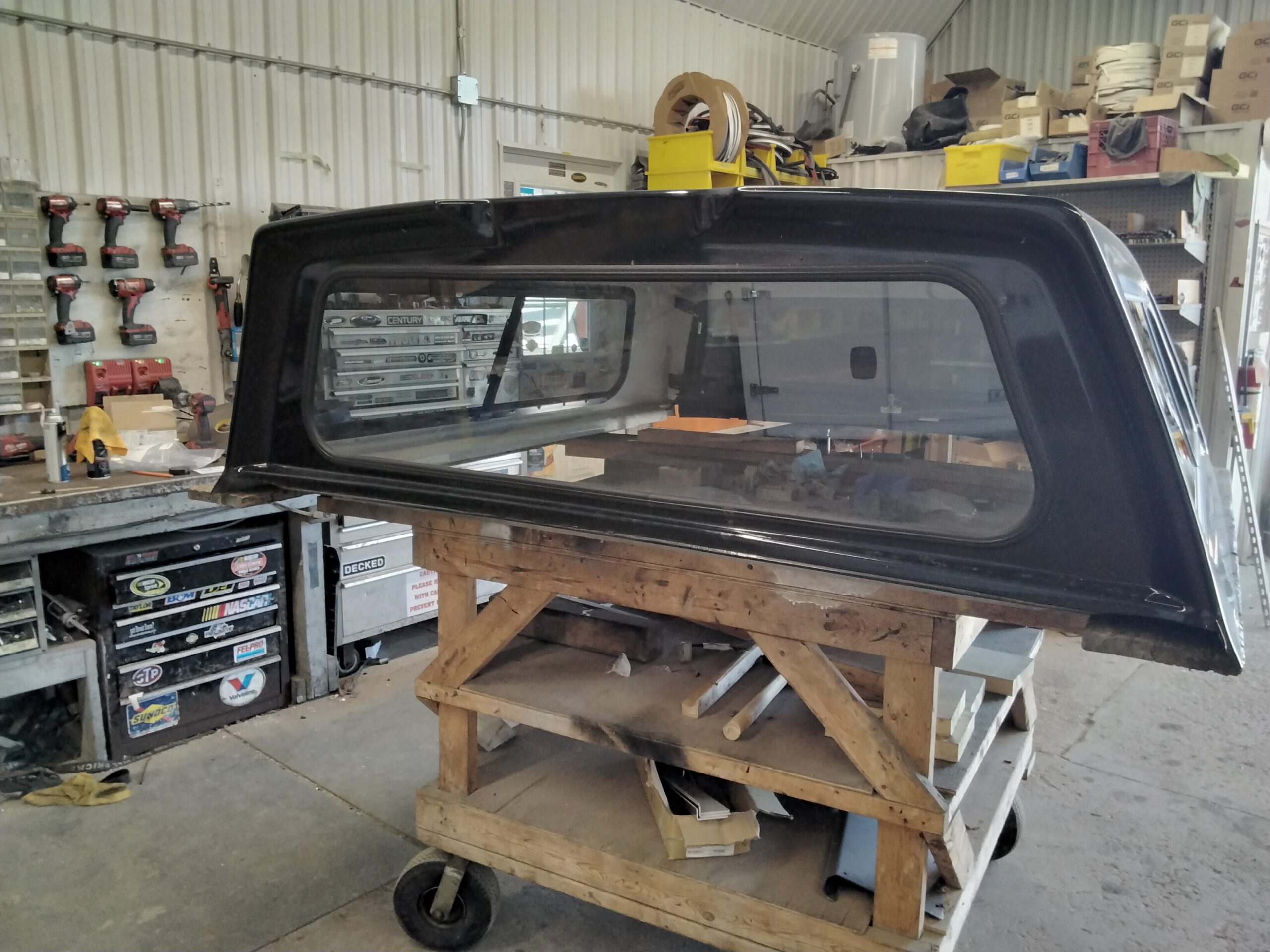 2021 – 2026 Ford F150 5’6 UM Agate Black Leer100XR Truck Cap - Image 4