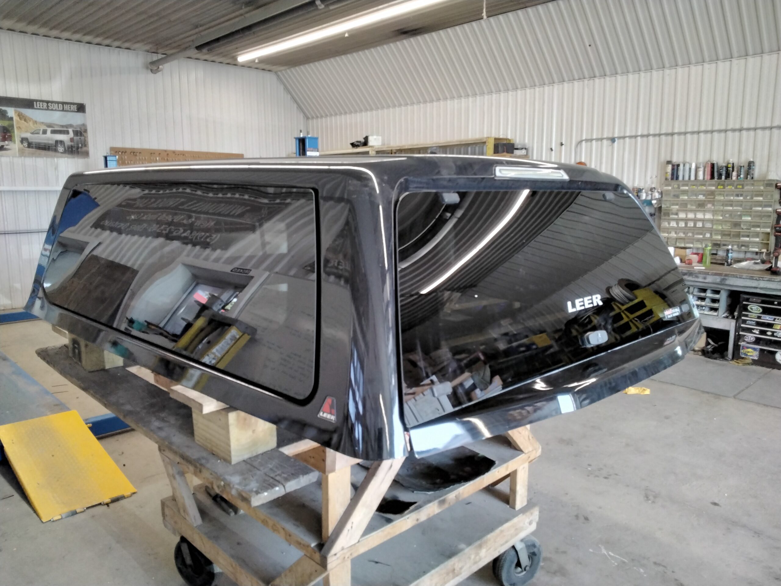 2017 – 2022 Ford Superduty 6’9 G1 Shadow Black Leer100XQ Truck Cap - Image 2