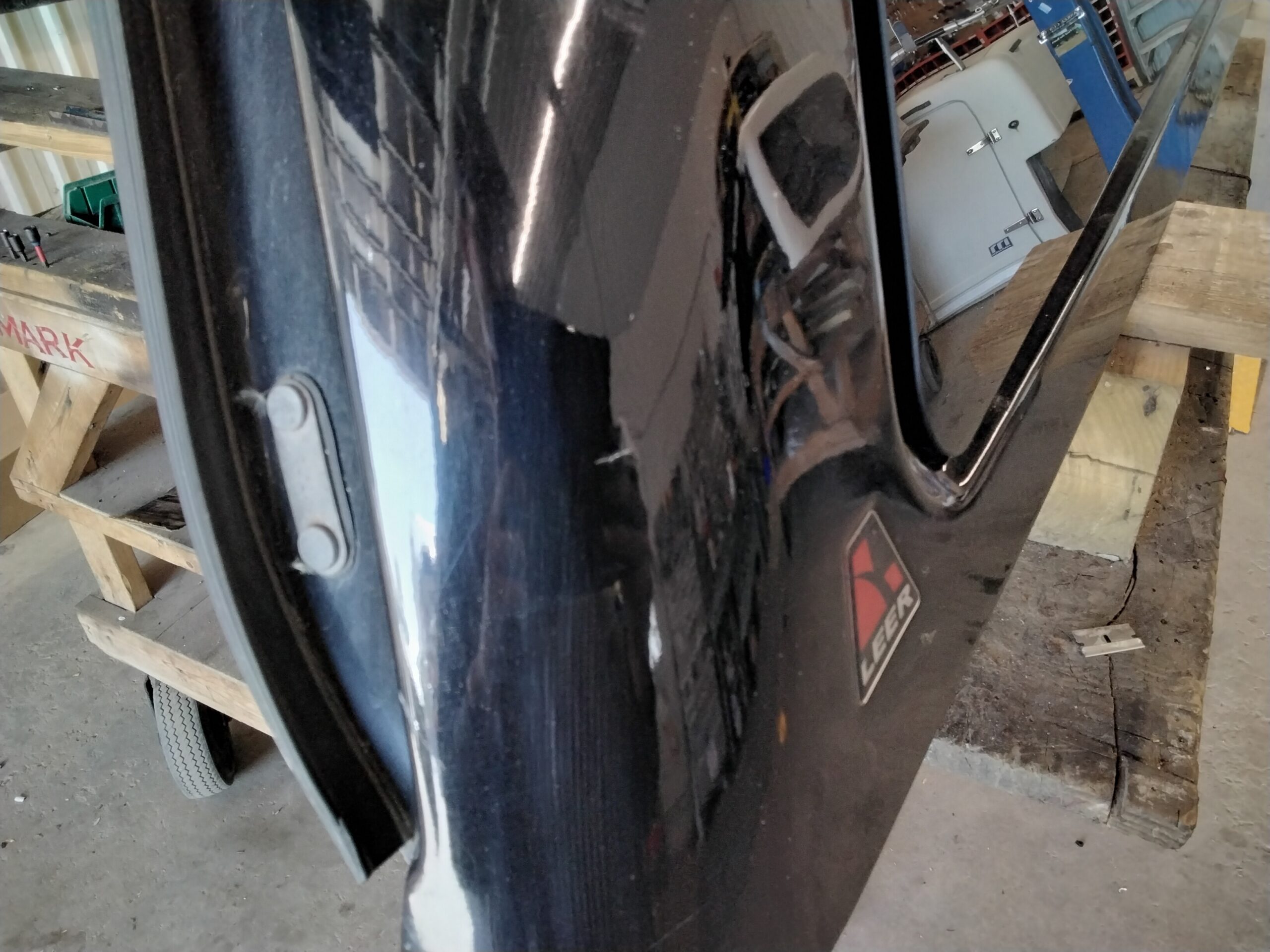 2017 – 2022 Ford Superduty 6’9 G1 Shadow Black Leer100XQ Truck Cap - Image 4
