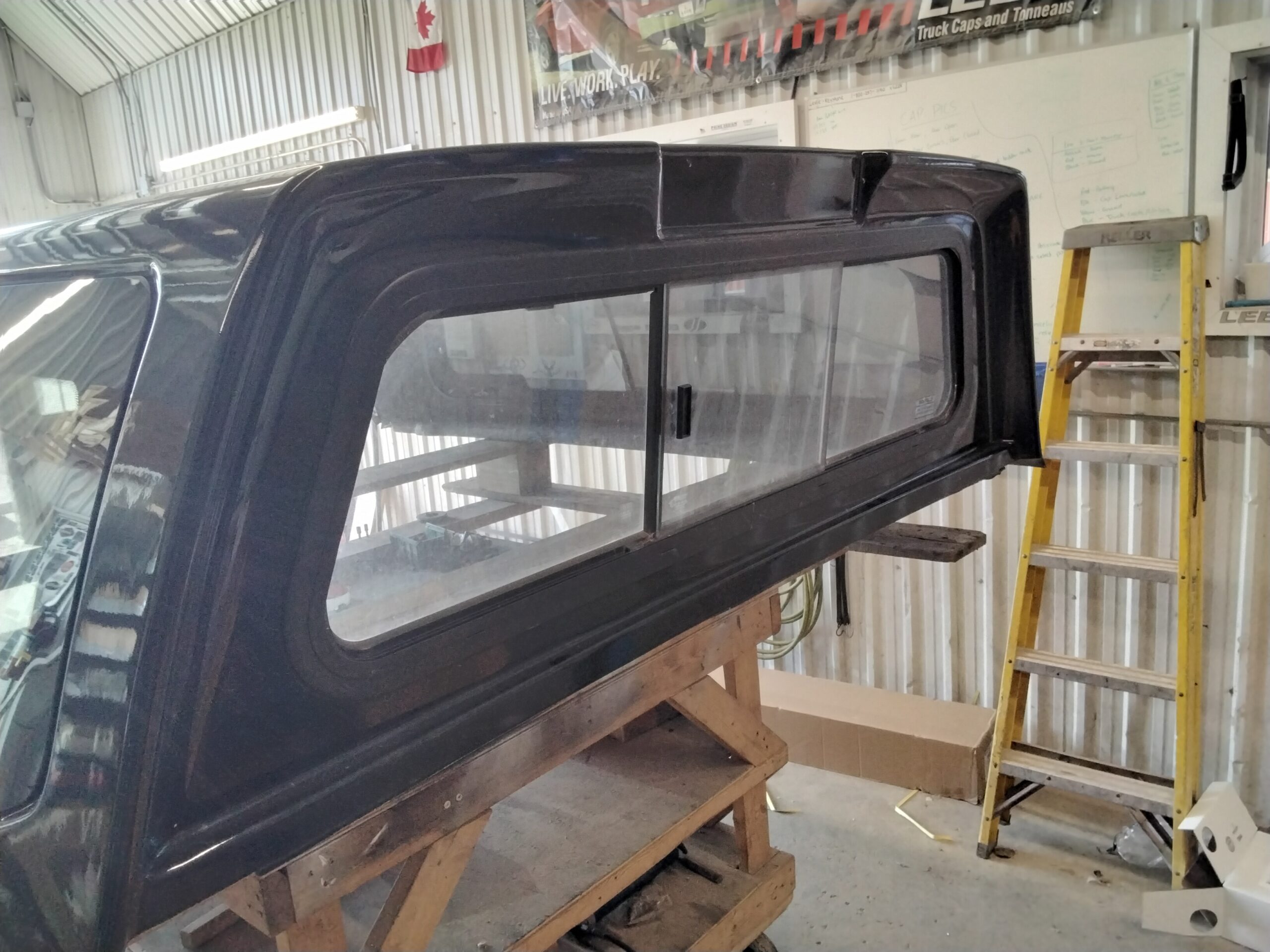 2017 – 2022 Ford Superduty 6’9 G1 Shadow Black Leer100XQ Truck Cap - Image 6