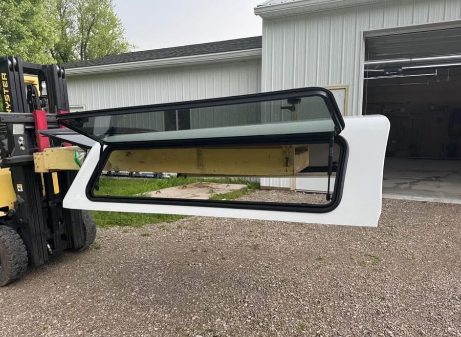 2024 1500 6'6 ft bed Truck Cap - Image 3