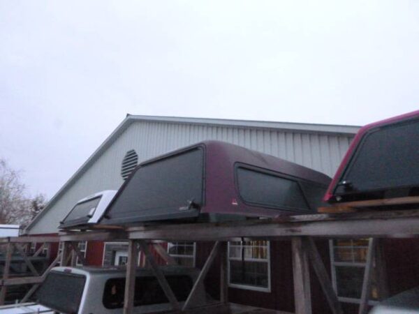 2014-2018 Chevrolet Silverado OR GMC Sierra 8′ Burgandy Leer 180 Midrise Truck cap