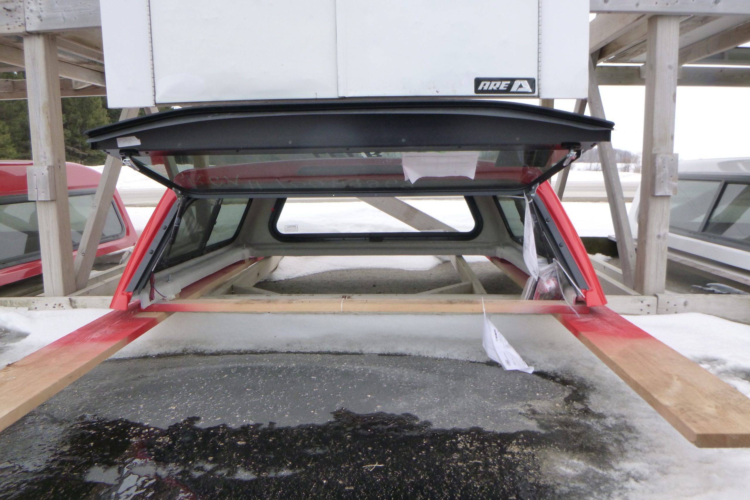 2019-2023 Ford Ranger 5′ PQ Race Red Leer 100R Truck Cap - Image 3