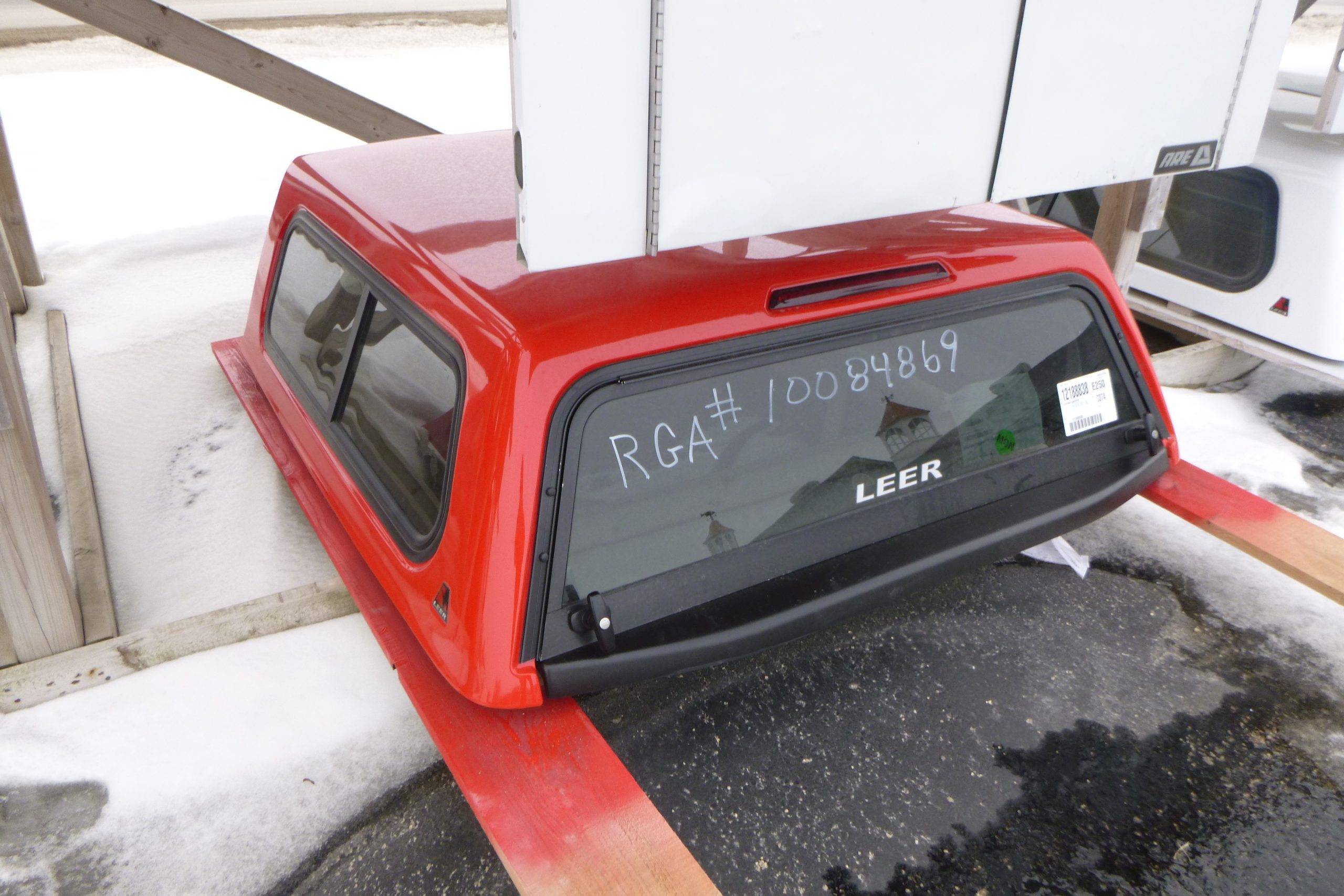 2019-2023 Ford Ranger 5′ PQ Race Red Leer 100R Truck Cap - Image 2