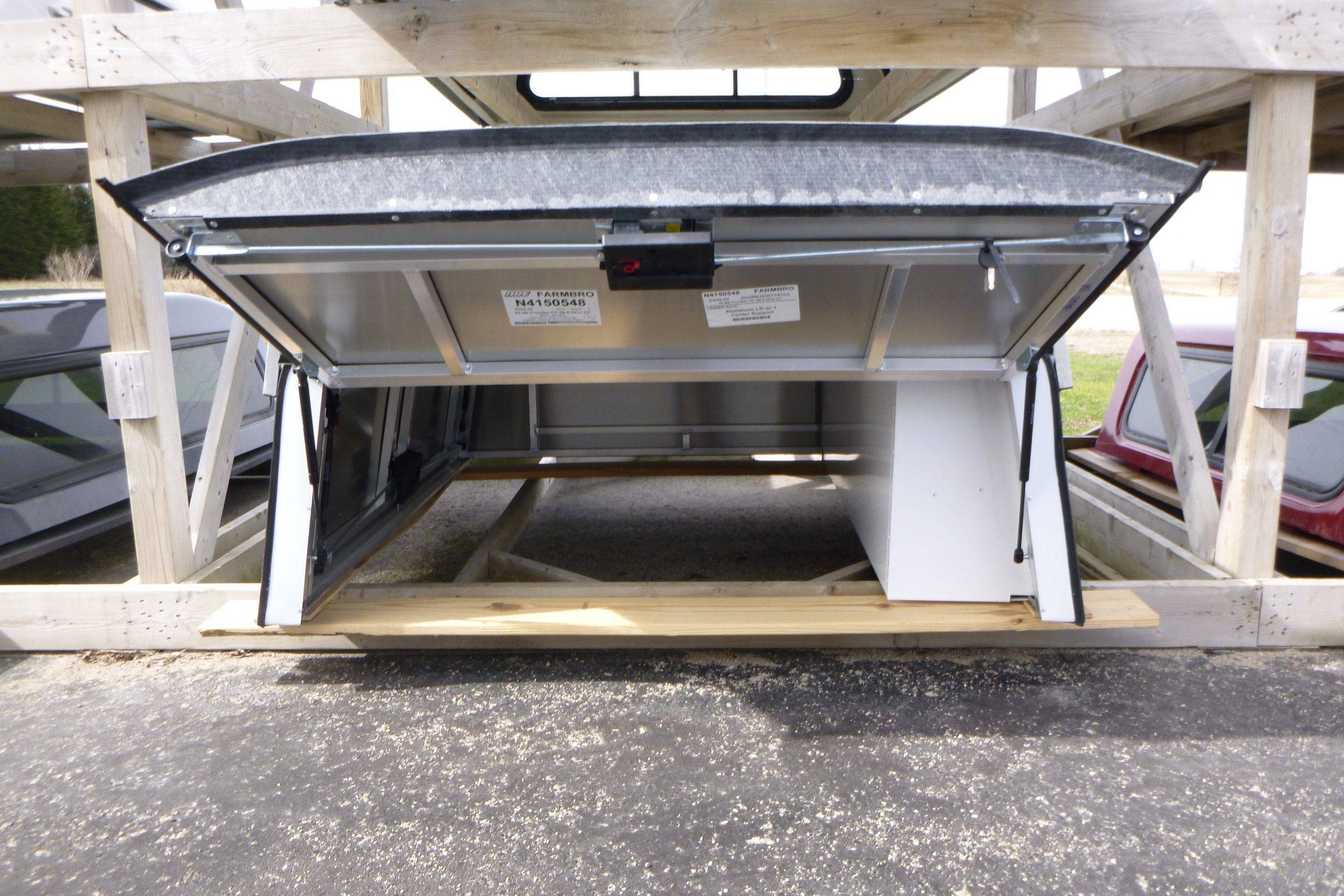 Nissan Frontier 5’2 white ARE Contractor Cap - Image 3