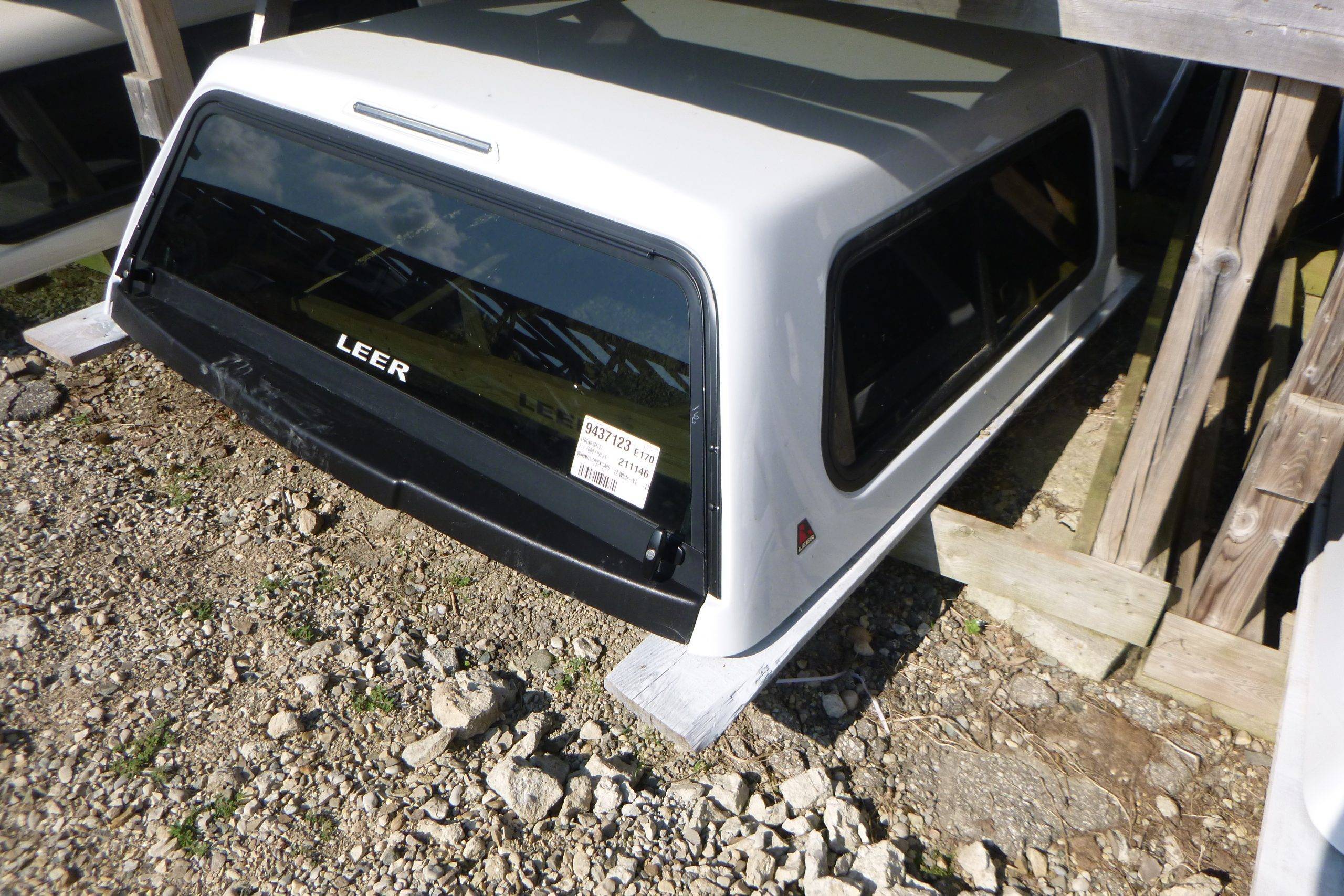 Chevrolet Silverado 1500 5.8′ New White Leer 100S Truck Cap