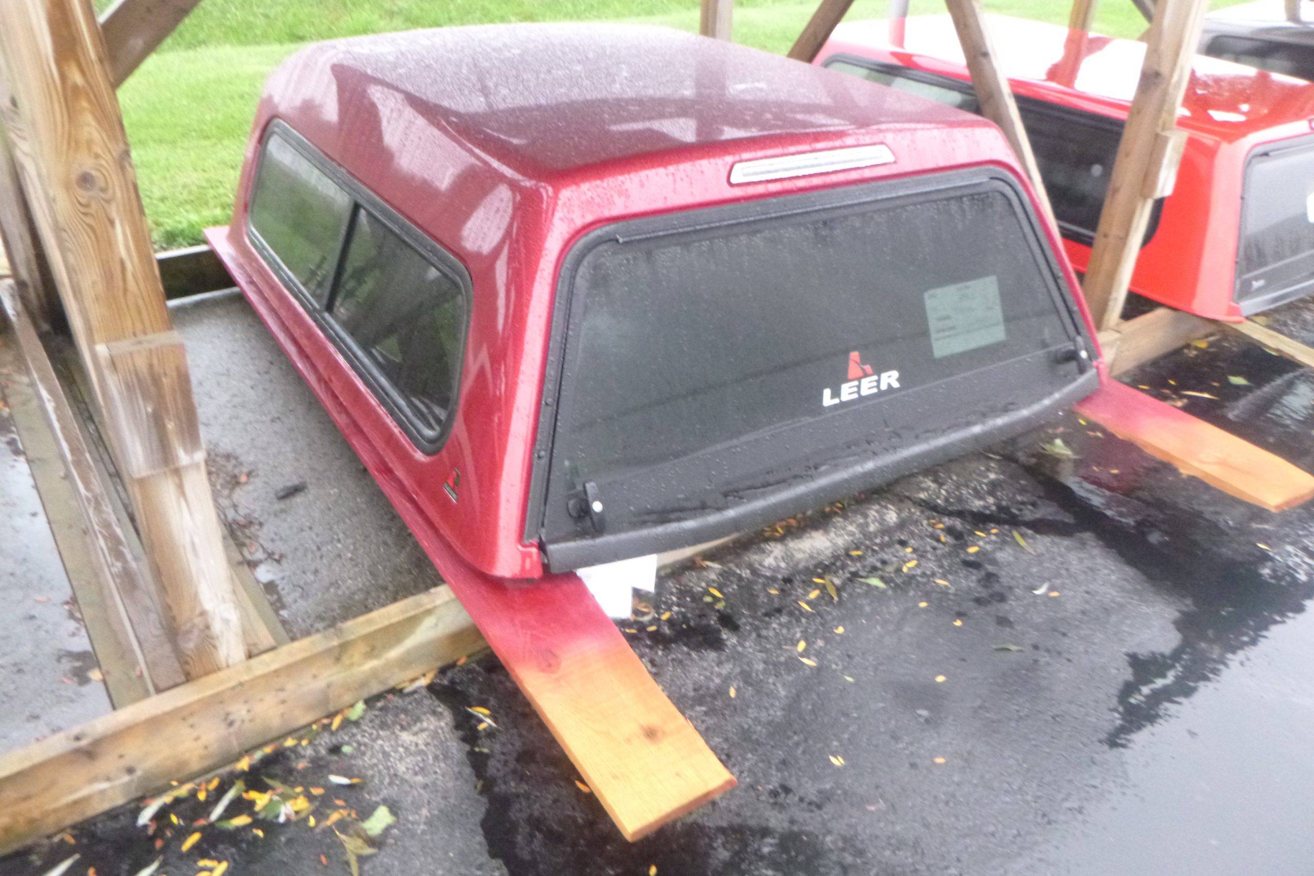 2019-2023 Ford Ranger 6′ Red Leer 180 Midrise Truck Cap - Image 2