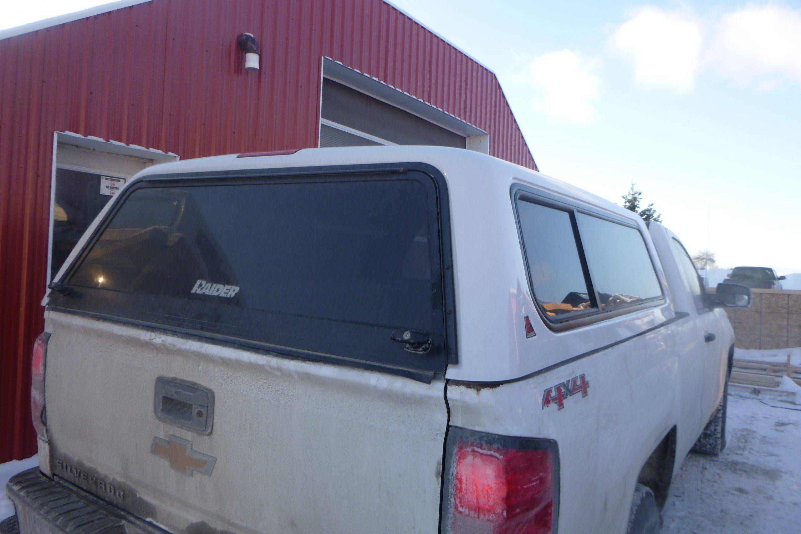 2007-2013 GMC Sierra 6’6 Crew Cab White Leer Truck Cap