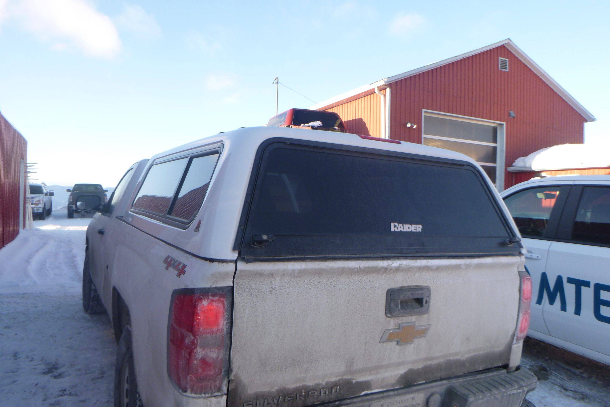 2007-2013 GMC Sierra 6’6 Crew Cab White Leer Truck Cap - Image 2