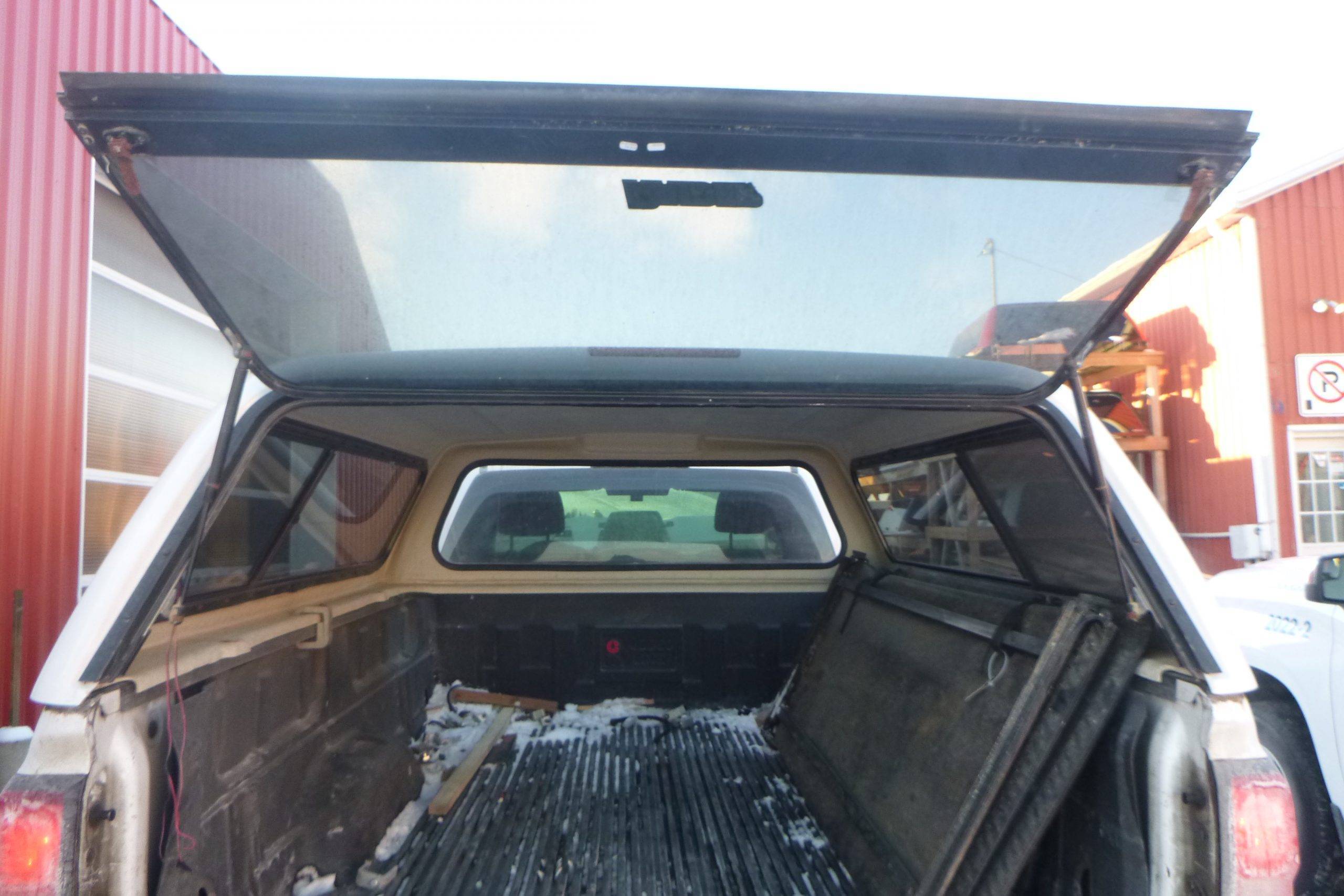 2007-2013 GMC Sierra 6’6 Crew Cab White Leer Truck Cap - Image 3