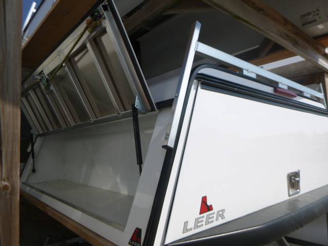 Dodge Ram 6.4′ New Leer White DCC Contractor truck cap - Image 5