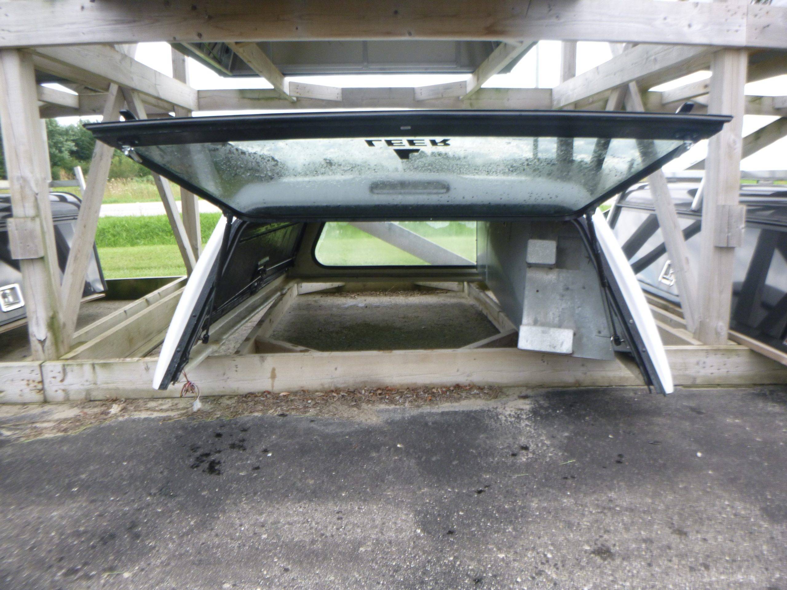 2004 – 2014 Chevrolet Colorado OR GMC Canyon 6’2 Leer 180RCC Truck Cap - Image 3
