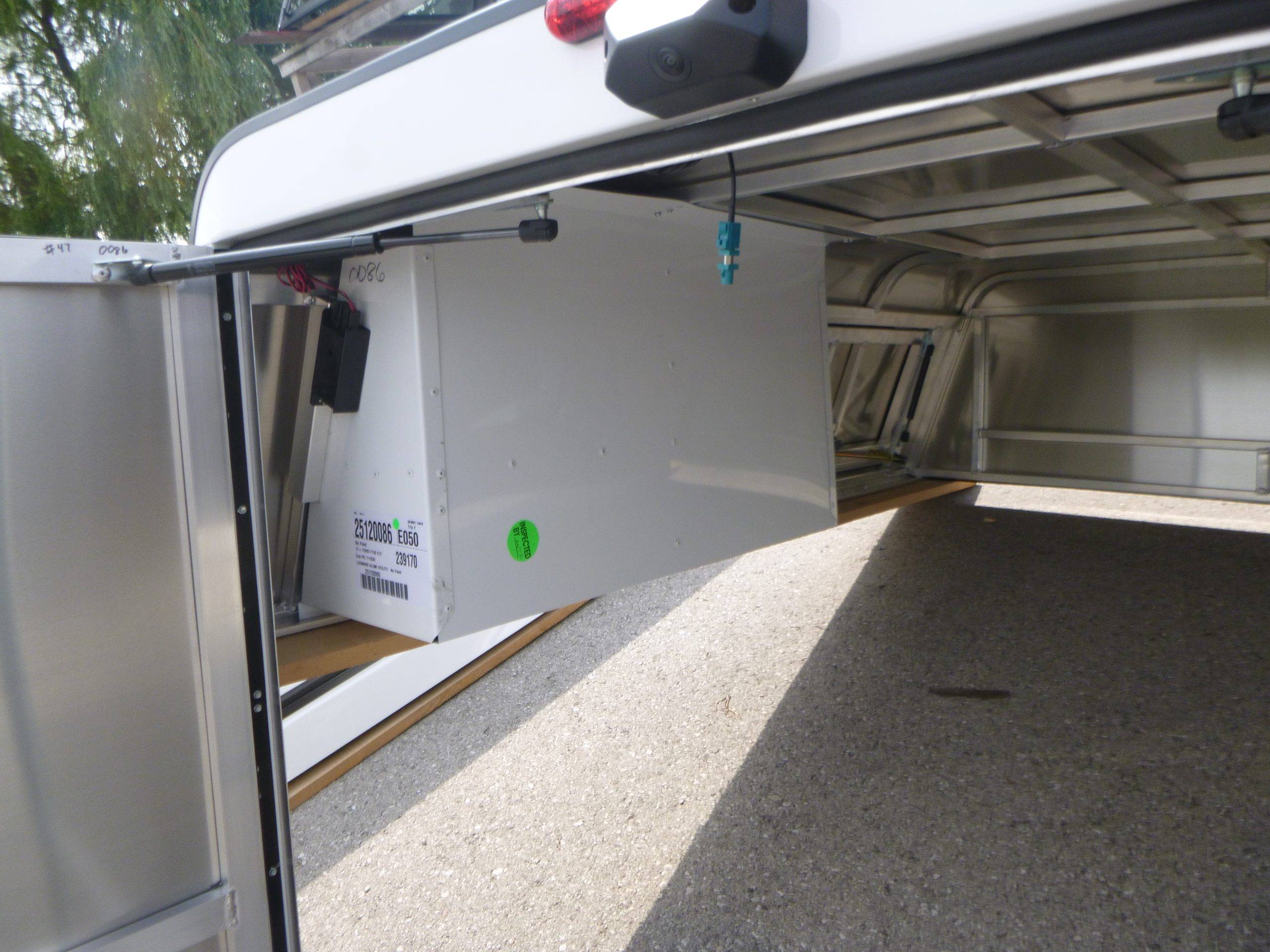 2015-2026 Ford F150 6-5′ White Leer DCC Truck Cap - Image 4